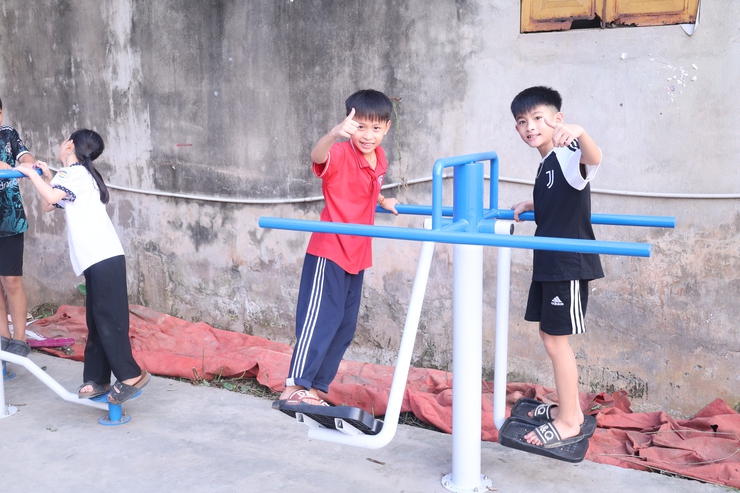 Ủy ban MTTQ và các tổ chức chính trị - xã hội xã Hòa Phú tổ chức gắn biển 4 công trình tiêu biểu- Ảnh 10.