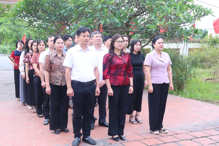 Đồng chí Tô Thị Nhàn, Bí thư Đảng ủy, Chủ tịch HĐND xã làm trưởng đoàn viếng nghĩa trang liệt sỹ thượng vực- Ảnh 1.