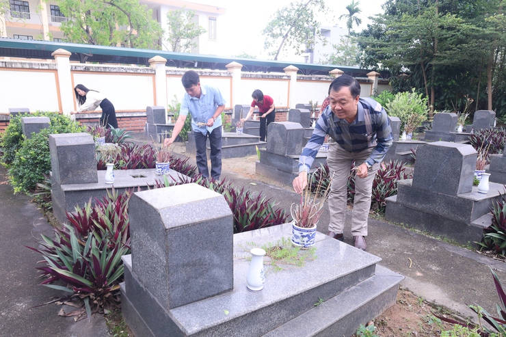 Đồng chí Tô Thị Nhàn, Bí thư Đảng ủy, Chủ tịch HĐND xã làm trưởng đoàn viếng nghĩa trang liệt sỹ thượng vực- Ảnh 7.