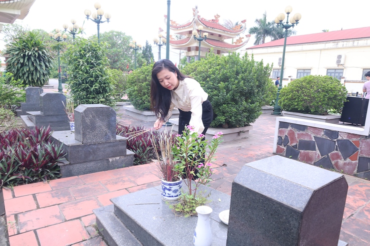 Đồng chí Tô Thị Nhàn, Bí thư Đảng ủy, Chủ tịch HĐND xã làm trưởng đoàn viếng nghĩa trang liệt sỹ thượng vực- Ảnh 8.