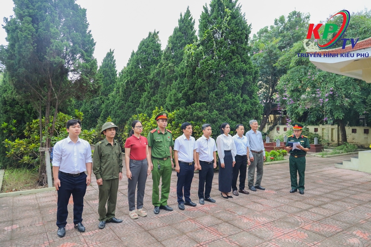 Đảng ủy - HĐND – UBND, Ủy ban MTTQ xã Kiều Phú tổ chức lễ viếng, dâng hương tại các Nghĩa trang Liệt sĩ, Đài tưởng niệm nhân dịp kỷ niệm 51 năm ngày Giải phóng miền Nam thống nhất đất nước- Ảnh 3.