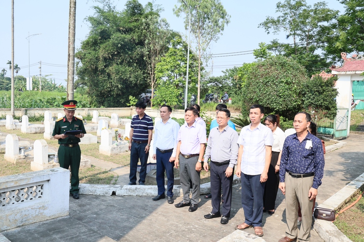 Đồng chí Bùi Mạnh Thắng, Phó Bí thư Đảng ủy, Chủ tịch UBND xã dâng hương tại Nghĩa trang Liệt sĩ Hợp Đồng- Ảnh 1.