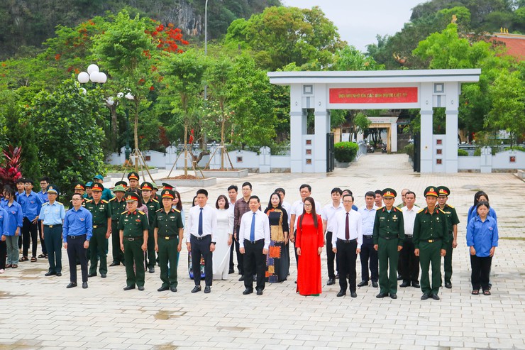 Các đồng chí lãnh đạo xã Quốc Oai thăm viếng Nghĩa trang Liệt sĩ nhân dịp kỷ niệm 51 năm Ngày giải phóng miền Nam thống nhất đất nước- Ảnh 1.