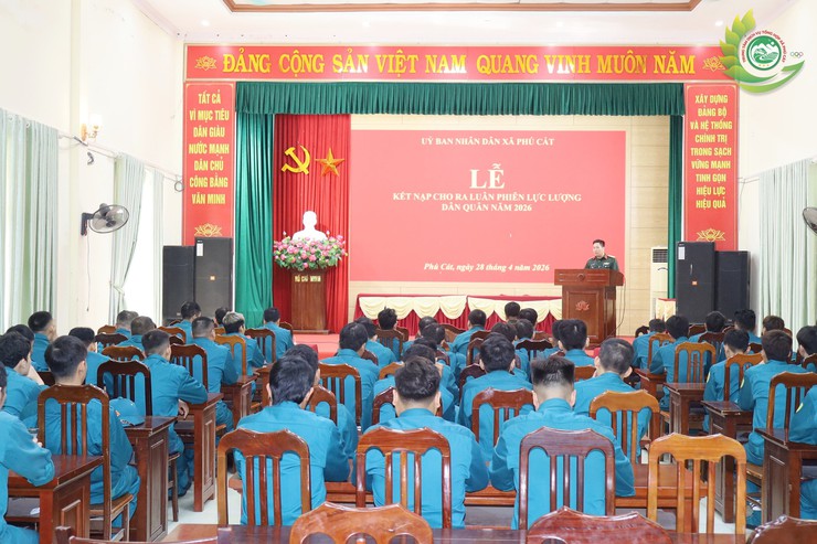 Phú Cát tổ chức Hội nghị kết nạp dân quân và khai mạc huấn luyện dân quân cơ động năm 2026- Ảnh 1.