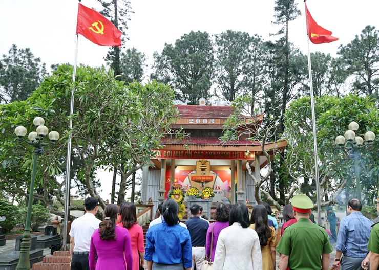 Xã Xuân Mai tổ chức Lễ dâng hương tưởng niệm các anh hùng liệt sĩ tại các nghĩa trang trên địa bàn nhân kỷ niệm 51 năm ngày Giải phóng miền Nam, thống nhất đất nước (30/04/1975-30/04/2026).- Ảnh 1.