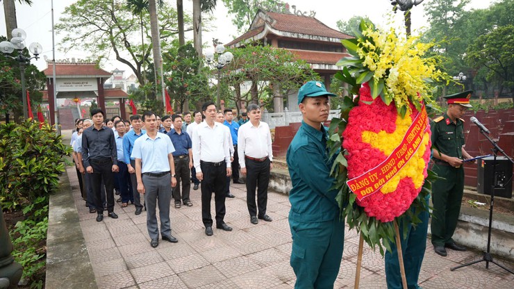 Đảng uỷ - HĐND – UBND – UB MTTQ xã dâng hương tưởng niệm Chủ tịch Hồ Chí Minh và các Anh hùng Liệt sĩ - Ảnh 1.