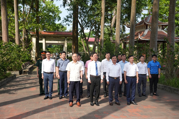 ĐẢNG ỦY – HĐND – UBND – UBMTTQ XÃ HƯNG ĐẠO TỔ CHỨC THĂM VIẾNG NGHĨA TRANG LIỆT SỸ NHÂN KỶ NIỆM 51 NĂM NGÀY GIẢI PHÓNG MIỀN NAM, THỐNG NHẤT ĐẤT NƯỚC- Ảnh 1.