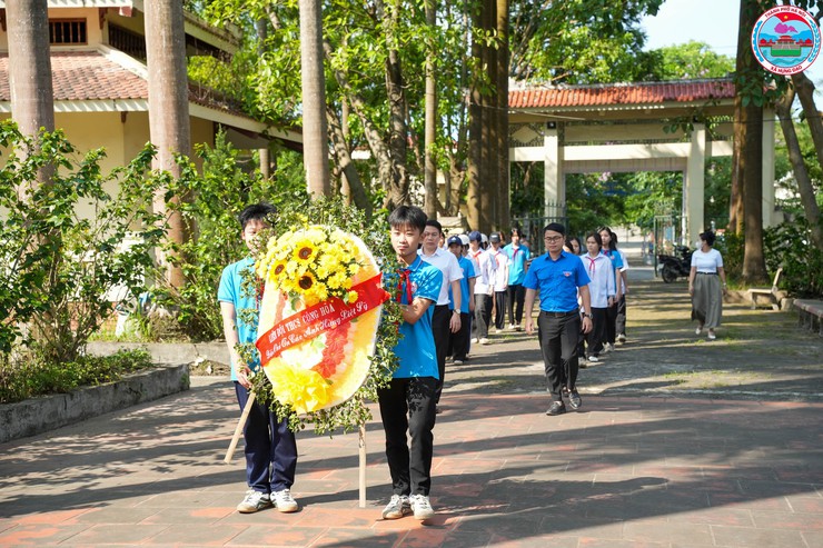 TRƯỜNG THCS CỘNG HÒA TỔ CHỨC DÂNG HƯƠNG TẠI NGHĨA TRANG LIỆT SỸ CỘNG HÒA NHÂN KỶ NIỆM 51 NĂM NGÀY GIẢI PHÓNG MIỀN NAM, THỐNG NHẤT ĐẤT NƯỚC- Ảnh 1.