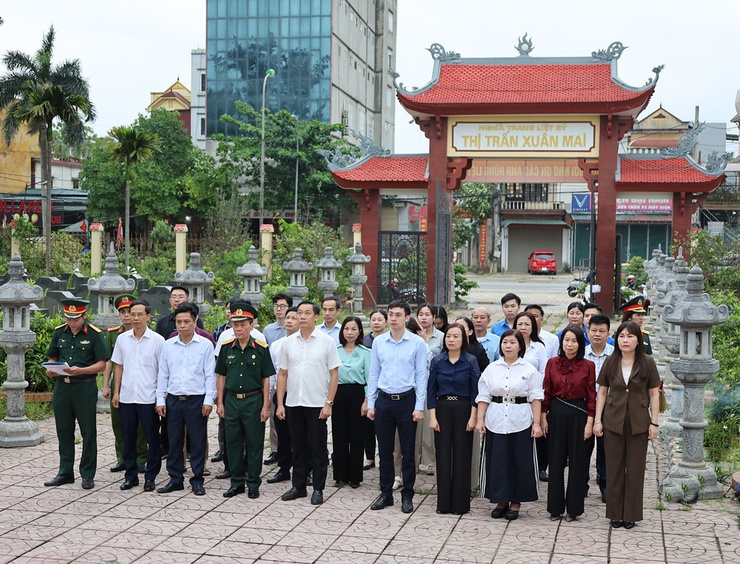 Xã Xuân Mai tổ chức Lễ dâng hương tưởng niệm các anh hùng liệt sĩ tại các nghĩa trang trên địa bàn nhân kỷ niệm 51 năm ngày Giải phóng miền Nam, thống nhất đất nước (30/04/1975-30/04/2026).- Ảnh 16.