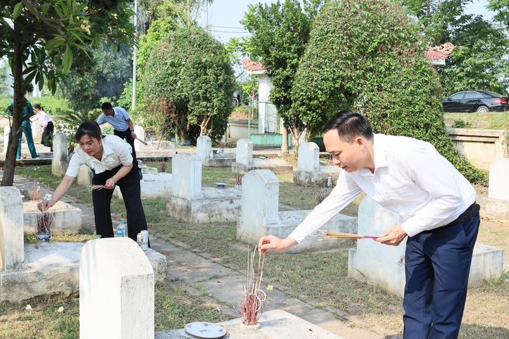 Đồng chí Bùi Mạnh Thắng, Phó Bí thư Đảng ủy, Chủ tịch UBND xã dâng hương tại Nghĩa trang Liệt sĩ Hợp Đồng- Ảnh 8.