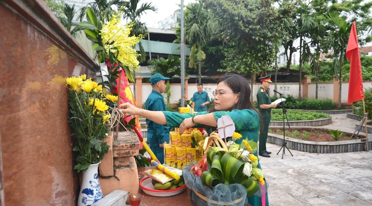Đảng uỷ - HĐND – UBND – UB MTTQ xã dâng hương tưởng niệm Chủ tịch Hồ Chí Minh và các Anh hùng Liệt sĩ - Ảnh 10.
