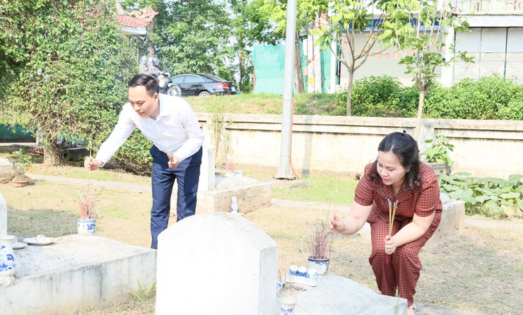 Đồng chí Bùi Mạnh Thắng, Phó Bí thư Đảng ủy, Chủ tịch UBND xã dâng hương tại Nghĩa trang Liệt sĩ Hợp Đồng- Ảnh 9.