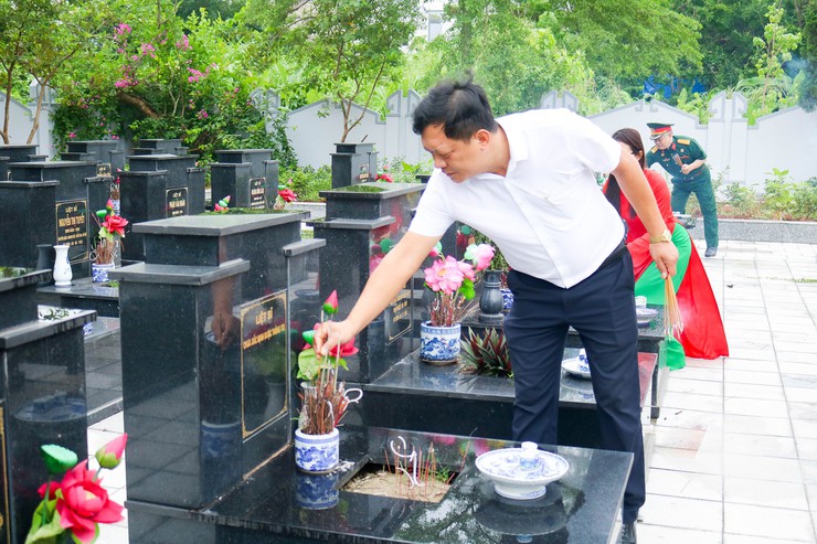 Các đồng chí lãnh đạo xã Quốc Oai thăm viếng Nghĩa trang Liệt sĩ nhân dịp kỷ niệm 51 năm Ngày giải phóng miền Nam thống nhất đất nước- Ảnh 15.