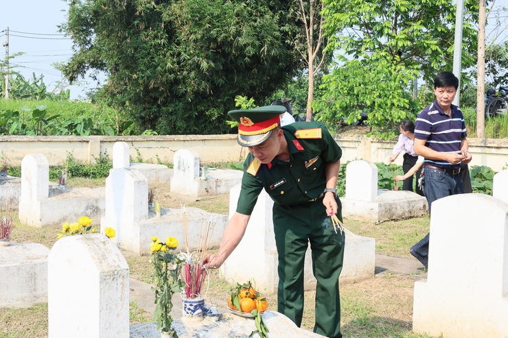 Đồng chí Bùi Mạnh Thắng, Phó Bí thư Đảng ủy, Chủ tịch UBND xã dâng hương tại Nghĩa trang Liệt sĩ Hợp Đồng- Ảnh 10.