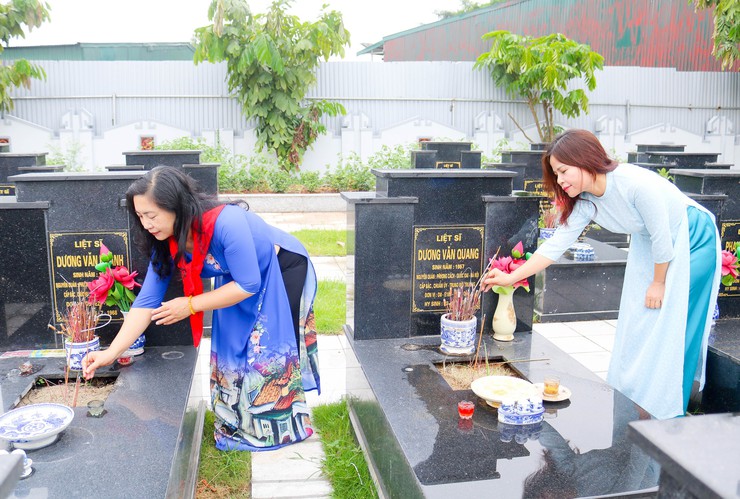 Các đồng chí lãnh đạo xã Quốc Oai thăm viếng Nghĩa trang Liệt sĩ nhân dịp kỷ niệm 51 năm Ngày giải phóng miền Nam thống nhất đất nước- Ảnh 18.