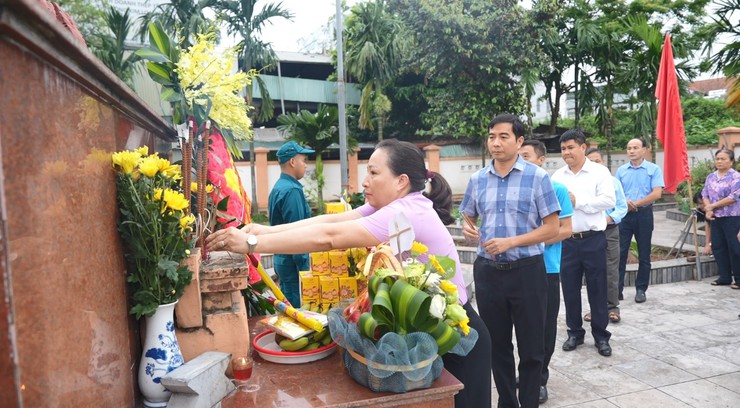 Đảng uỷ - HĐND – UBND – UB MTTQ xã dâng hương tưởng niệm Chủ tịch Hồ Chí Minh và các Anh hùng Liệt sĩ - Ảnh 12.