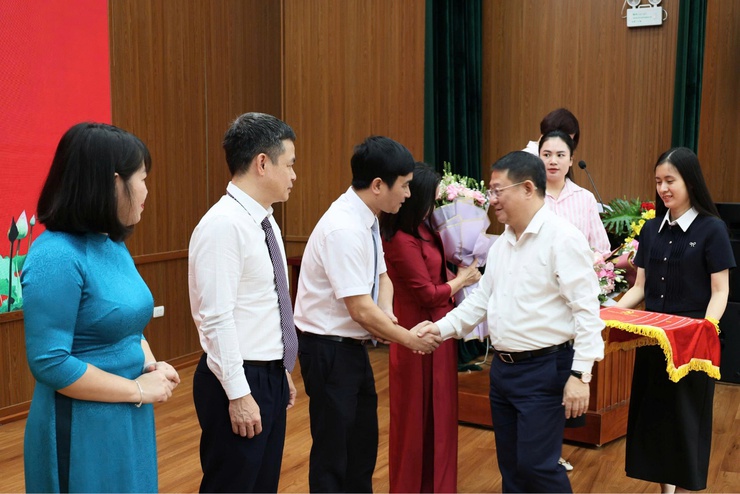 Xã Tiến Thắng tổ chức Hội nghị trao quyết định về công tác cán bộ- Ảnh 2.
