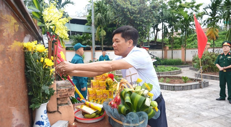Đảng uỷ - HĐND – UBND – UB MTTQ xã dâng hương tưởng niệm Chủ tịch Hồ Chí Minh và các Anh hùng Liệt sĩ - Ảnh 13.