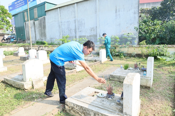 Đồng chí Bùi Mạnh Thắng, Phó Bí thư Đảng ủy, Chủ tịch UBND xã dâng hương tại Nghĩa trang Liệt sĩ Hợp Đồng- Ảnh 12.