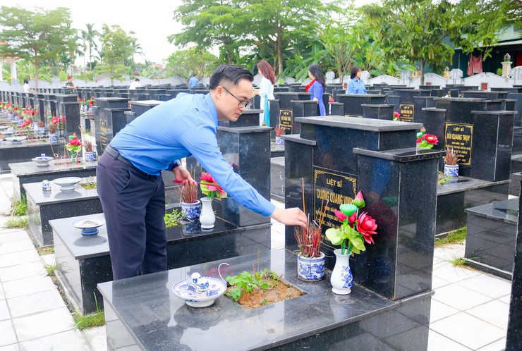 Các đồng chí lãnh đạo xã Quốc Oai thăm viếng Nghĩa trang Liệt sĩ nhân dịp kỷ niệm 51 năm Ngày giải phóng miền Nam thống nhất đất nước- Ảnh 17.