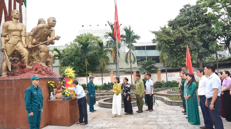 Đảng uỷ - HĐND – UBND – UB MTTQ xã dâng hương tưởng niệm Chủ tịch Hồ Chí Minh và các Anh hùng Liệt sĩ - Ảnh 14.