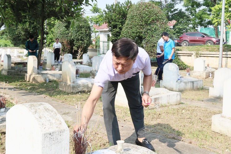 Đồng chí Bùi Mạnh Thắng, Phó Bí thư Đảng ủy, Chủ tịch UBND xã dâng hương tại Nghĩa trang Liệt sĩ Hợp Đồng- Ảnh 13.