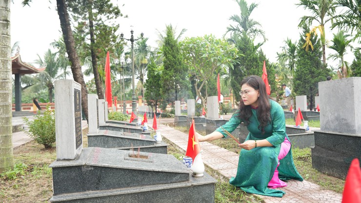 Đảng uỷ - HĐND – UBND – UB MTTQ xã dâng hương tưởng niệm Chủ tịch Hồ Chí Minh và các Anh hùng Liệt sĩ - Ảnh 15.