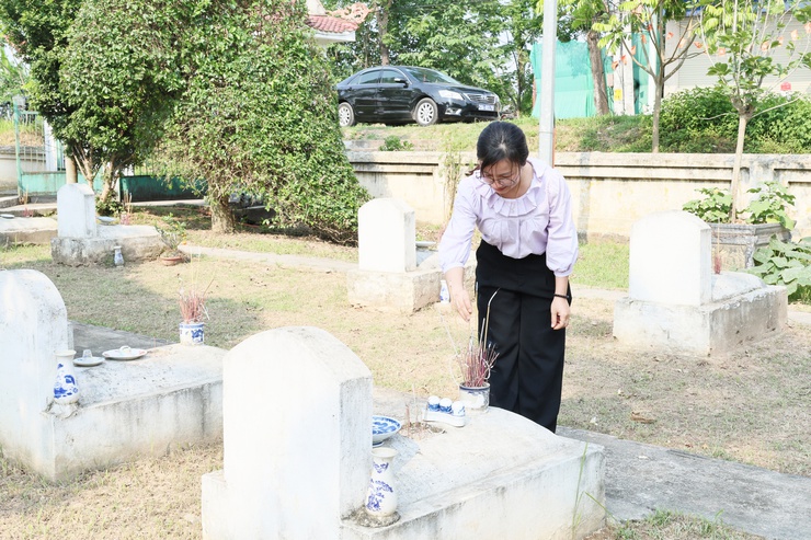 Đồng chí Bùi Mạnh Thắng, Phó Bí thư Đảng ủy, Chủ tịch UBND xã dâng hương tại Nghĩa trang Liệt sĩ Hợp Đồng- Ảnh 14.