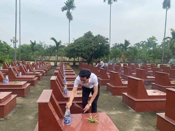 Đảng uỷ - HĐND – UBND – UB MTTQ xã dâng hương tưởng niệm Chủ tịch Hồ Chí Minh và các Anh hùng Liệt sĩ - Ảnh 16.