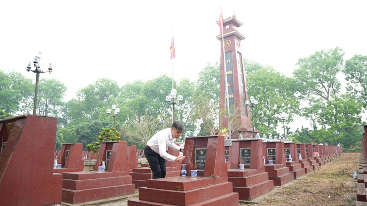 Đảng uỷ - HĐND – UBND – UB MTTQ xã dâng hương tưởng niệm Chủ tịch Hồ Chí Minh và các Anh hùng Liệt sĩ - Ảnh 17.