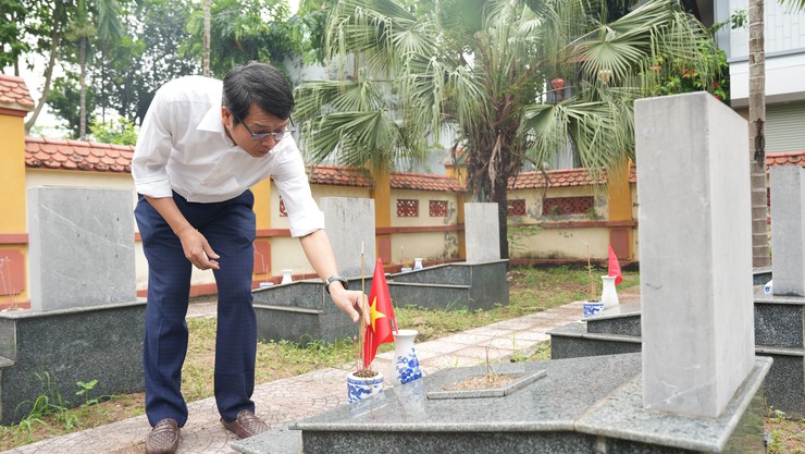 Đảng uỷ - HĐND – UBND – UB MTTQ xã dâng hương tưởng niệm Chủ tịch Hồ Chí Minh và các Anh hùng Liệt sĩ - Ảnh 18.