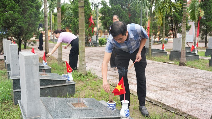 Đảng uỷ - HĐND – UBND – UB MTTQ xã dâng hương tưởng niệm Chủ tịch Hồ Chí Minh và các Anh hùng Liệt sĩ - Ảnh 19.