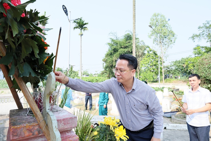 Đồng chí Bùi Mạnh Thắng, Phó Bí thư Đảng ủy, Chủ tịch UBND xã dâng hương tại Nghĩa trang Liệt sĩ Hợp Đồng- Ảnh 2.