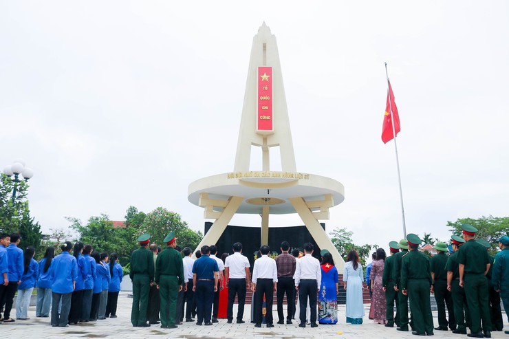 Các đồng chí lãnh đạo xã Quốc Oai thăm viếng Nghĩa trang Liệt sĩ nhân dịp kỷ niệm 51 năm Ngày giải phóng miền Nam thống nhất đất nước- Ảnh 2.