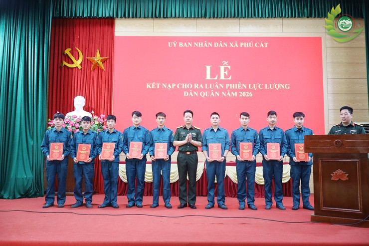 Phú Cát tổ chức Hội nghị kết nạp dân quân và khai mạc huấn luyện dân quân cơ động năm 2026- Ảnh 2.