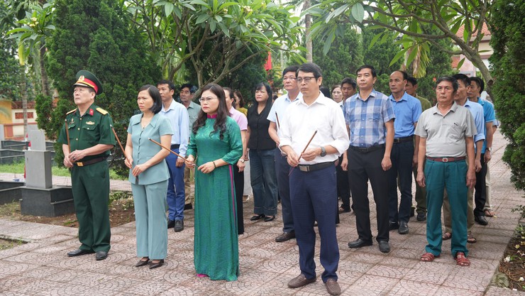 Đảng uỷ - HĐND – UBND – UB MTTQ xã dâng hương tưởng niệm Chủ tịch Hồ Chí Minh và các Anh hùng Liệt sĩ - Ảnh 2.
