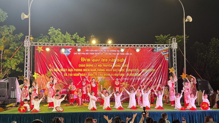 Rộn ràng đêm giao lưu văn nghệ của chi hội Phụ nữ thôn Sơn Hà và thôn Diềm Xá - Ảnh 2.