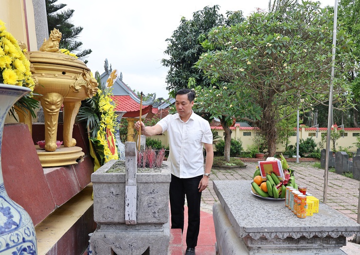 Xã Xuân Mai tổ chức Lễ dâng hương tưởng niệm các anh hùng liệt sĩ tại các nghĩa trang trên địa bàn nhân kỷ niệm 51 năm ngày Giải phóng miền Nam, thống nhất đất nước (30/04/1975-30/04/2026).- Ảnh 17.