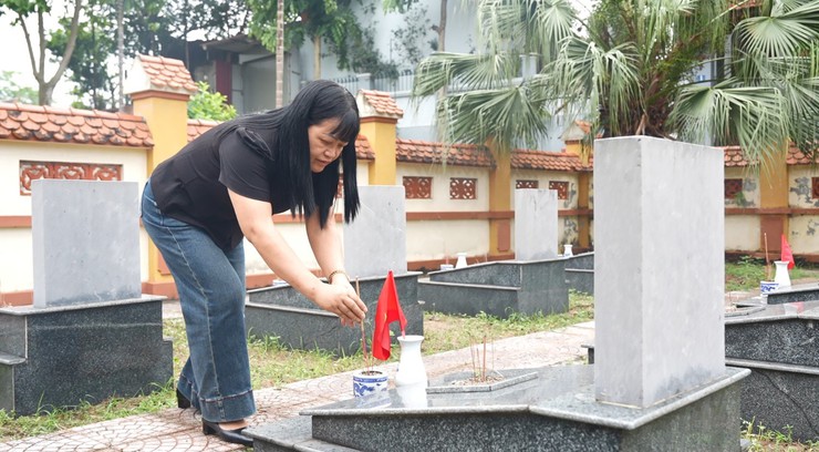 Đảng uỷ - HĐND – UBND – UB MTTQ xã dâng hương tưởng niệm Chủ tịch Hồ Chí Minh và các Anh hùng Liệt sĩ - Ảnh 20.