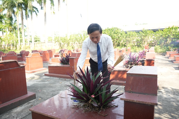 ĐẢNG ỦY – HĐND – UBND – UBMTTQ XÃ HƯNG ĐẠO TỔ CHỨC THĂM VIẾNG NGHĨA TRANG LIỆT SỸ NHÂN KỶ NIỆM 51 NĂM NGÀY GIẢI PHÓNG MIỀN NAM, THỐNG NHẤT ĐẤT NƯỚC- Ảnh 5.