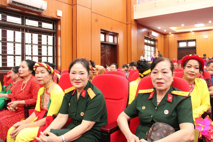 Liên hoan tiếng hát dân ca người cao tuổi xã Hòa Lạc - lan tỏa tinh thần “Sống vui, sống khỏe, sống có ích”- Ảnh 11.