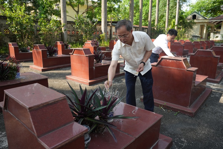 ĐẢNG ỦY – HĐND – UBND – UBMTTQ XÃ HƯNG ĐẠO TỔ CHỨC THĂM VIẾNG NGHĨA TRANG LIỆT SỸ NHÂN KỶ NIỆM 51 NĂM NGÀY GIẢI PHÓNG MIỀN NAM, THỐNG NHẤT ĐẤT NƯỚC- Ảnh 7.