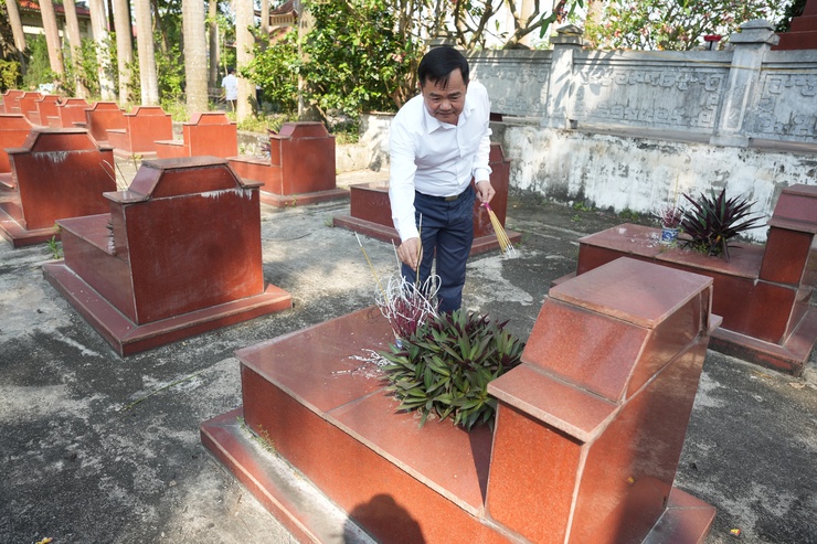 ĐẢNG ỦY – HĐND – UBND – UBMTTQ XÃ HƯNG ĐẠO TỔ CHỨC THĂM VIẾNG NGHĨA TRANG LIỆT SỸ NHÂN KỶ NIỆM 51 NĂM NGÀY GIẢI PHÓNG MIỀN NAM, THỐNG NHẤT ĐẤT NƯỚC- Ảnh 6.