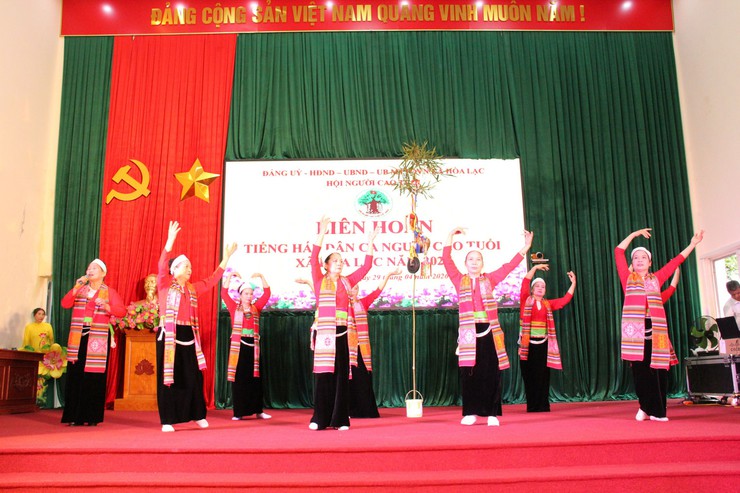 Liên hoan tiếng hát dân ca người cao tuổi xã Hòa Lạc - lan tỏa tinh thần “Sống vui, sống khỏe, sống có ích”- Ảnh 5.