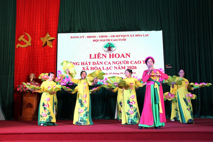 Liên hoan tiếng hát dân ca người cao tuổi xã Hòa Lạc - lan tỏa tinh thần “Sống vui, sống khỏe, sống có ích”- Ảnh 4.