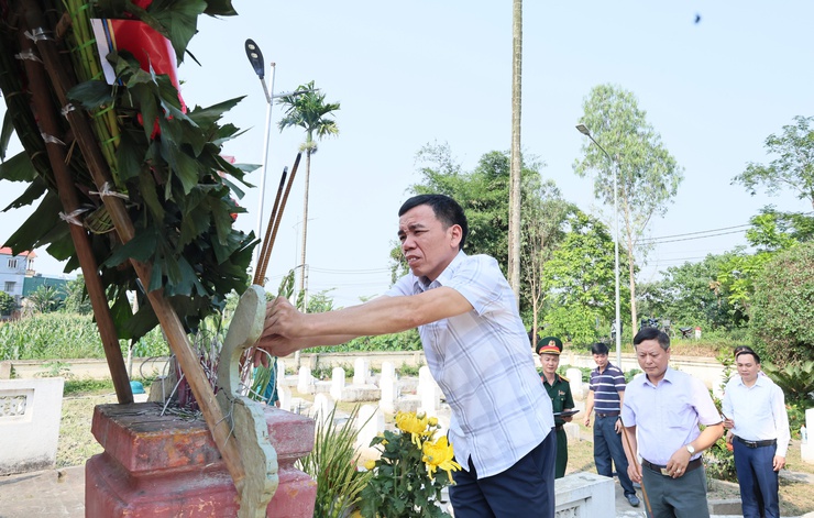 Đồng chí Bùi Mạnh Thắng, Phó Bí thư Đảng ủy, Chủ tịch UBND xã dâng hương tại Nghĩa trang Liệt sĩ Hợp Đồng- Ảnh 3.