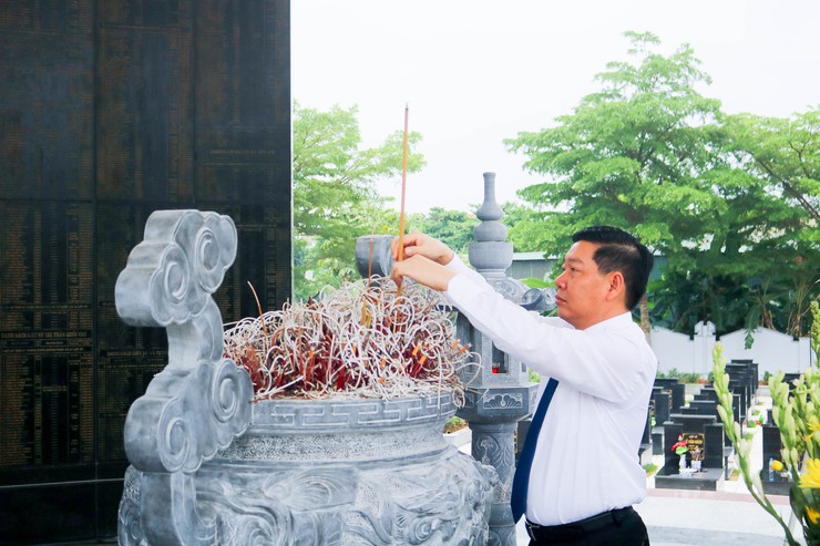 Các đồng chí lãnh đạo xã Quốc Oai thăm viếng Nghĩa trang Liệt sĩ nhân dịp kỷ niệm 51 năm Ngày giải phóng miền Nam thống nhất đất nước- Ảnh 3.