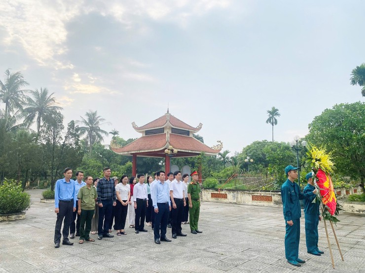 Đảng uỷ - HĐND – UBND – UB MTTQ xã dâng hương tưởng niệm Chủ tịch Hồ Chí Minh và các Anh hùng Liệt sĩ - Ảnh 3.
