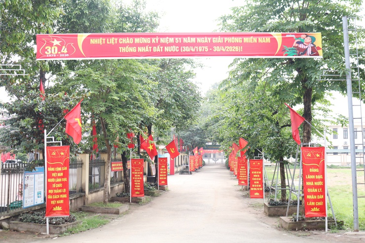 Xã Quảng Bị tăng cường trang trí tuyên truyền chào mừng chào mừng 51 năm Ngày Giải phóng miền Nam, thống nhất đất nước và 140 năm Ngày Quốc tế Lao động- Ảnh 2.
