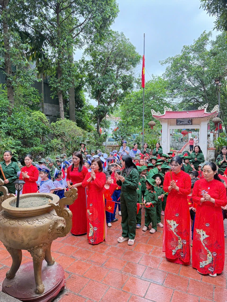 TRƯỜNG MẦM NON DỊ NẬU TỔ CHỨC HOẠT ĐỘNG TRẢI NGHIỆM HƯỚNG TỚI KỶ NIỆM 51 NĂM NGÀY GIẢI PHÓNG MIỀN NAM- Ảnh 1.